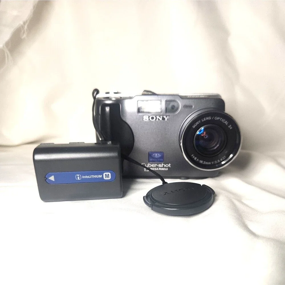 Sony Cyber-shot DSC-S30 1.3MP Digital Camera